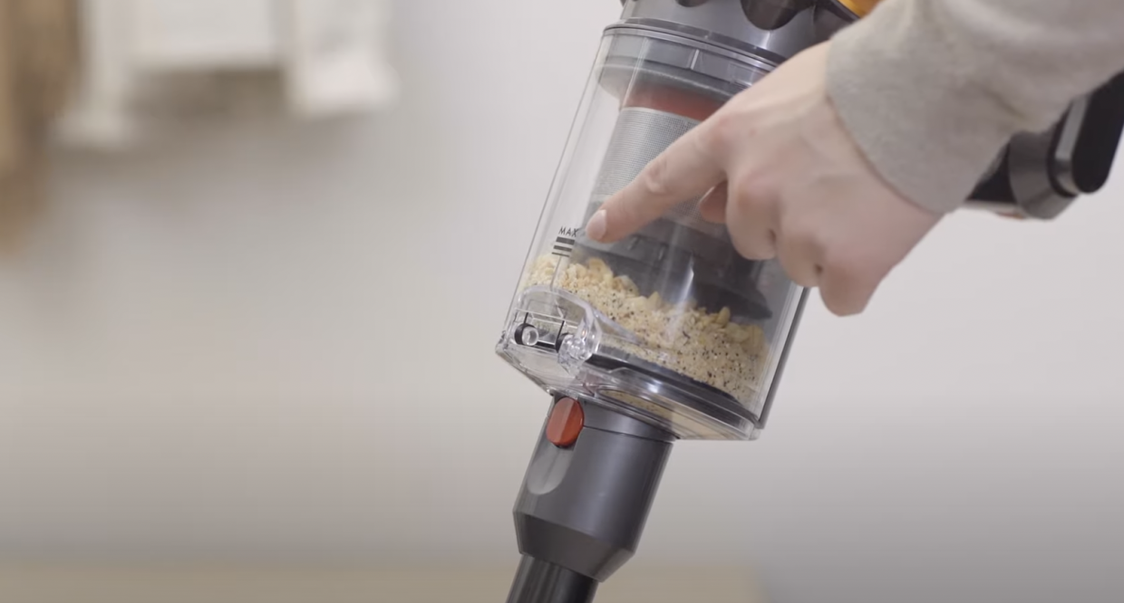 Как опустошить и очистить пылесборник Dyson V12