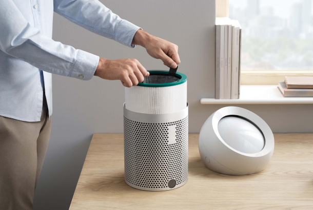 В индивидуальном очистителе воздуха Dyson Pure Cool Me™ установлен стекловолоконный фильтр HEPA и фильтр с активированным углем.