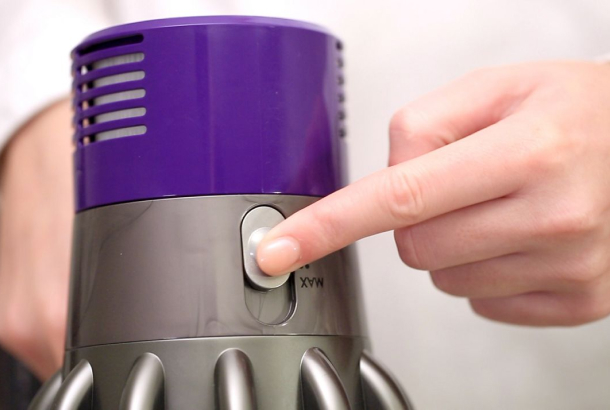 Что делать, если на экране беспроводного пылесоса Dyson Cyclone V10™ мигает индикатор фильтра?