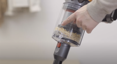 Dyson V12 қоқыс жәшігін қалай босатуға және тазалауға болады
